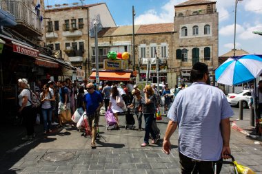 Kudüs İsrail 1 Haziran 2018 ve sabah Kudüs'te Mahane Yehuda markette alışveriş bilinmeyenli insan görünümü