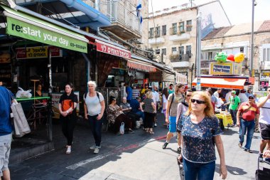 Kudüs İsrail 1 Haziran 2018 ve sabah Kudüs'te Mahane Yehuda markette alışveriş bilinmeyenli insan görünümü