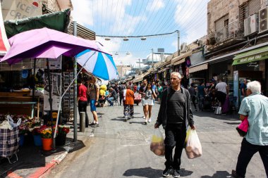 Kudüs İsrail 1 Haziran 2018 ve sabah Kudüs'te Mahane Yehuda markette alışveriş bilinmeyenli insan görünümü