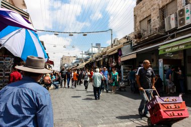 Kudüs İsrail 1 Haziran 2018 ve sabah Kudüs'te Mahane Yehuda markette alışveriş bilinmeyenli insan görünümü