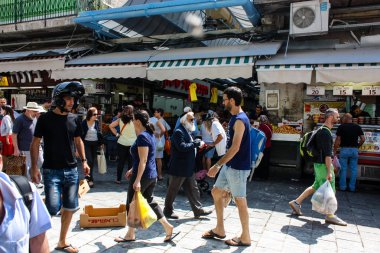 Kudüs İsrail 1 Haziran 2018 ve sabah Kudüs'te Mahane Yehuda markette alışveriş bilinmeyenli insan görünümü
