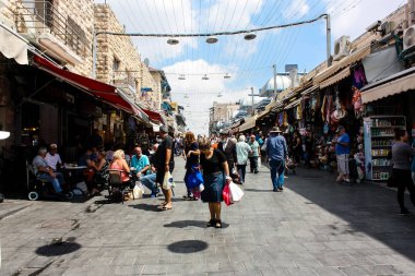 Kudüs İsrail 1 Haziran 2018 ve sabah Kudüs'te Mahane Yehuda markette alışveriş bilinmeyenli insan görünümü