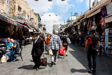 Kudüs İsrail 1 Haziran 2018 ve sabah Kudüs'te Mahane Yehuda markette alışveriş bilinmeyenli insan görünümü