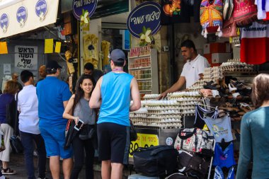 Kudüs İsrail 1 Haziran 2018 ve sabah Kudüs'te Mahane Yehuda markette alışveriş bilinmeyenli insan görünümü