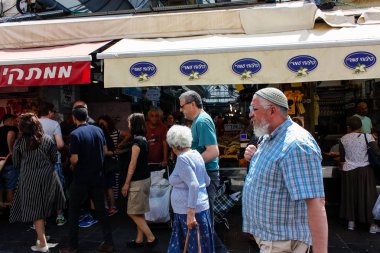 Kudüs İsrail 1 Haziran 2018 ve sabah Kudüs'te Mahane Yehuda markette alışveriş bilinmeyenli insan görünümü