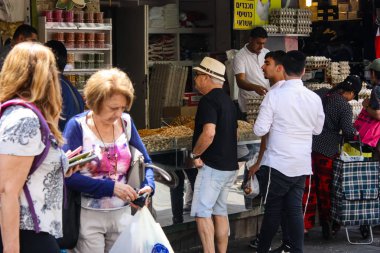 Kudüs İsrail 1 Haziran 2018 ve sabah Kudüs'te Mahane Yehuda markette alışveriş bilinmeyenli insan görünümü