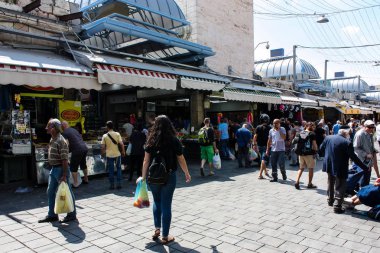 Kudüs İsrail 1 Haziran 2018 ve sabah Kudüs'te Mahane Yehuda markette alışveriş bilinmeyenli insan görünümü