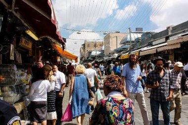 Kudüs İsrail 1 Haziran 2018 ve sabah Kudüs'te Mahane Yehuda markette alışveriş bilinmeyenli insan görünümü