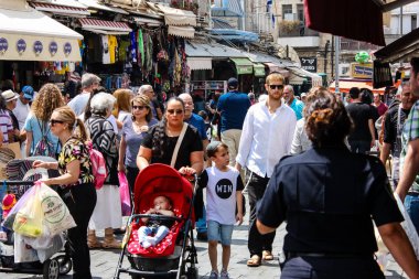Kudüs İsrail 1 Haziran 2018 ve sabah Kudüs'te Mahane Yehuda markette alışveriş bilinmeyenli insan görünümü