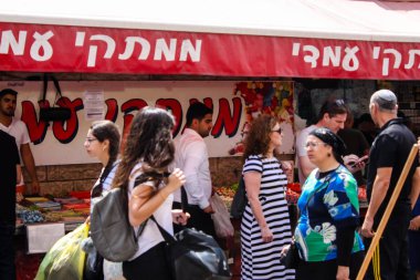 Kudüs İsrail 1 Haziran 2018 ve sabah Kudüs'te Mahane Yehuda markette alışveriş bilinmeyenli insan görünümü