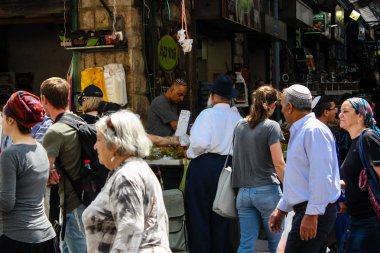 Kudüs İsrail 1 Haziran 2018 ve sabah Kudüs'te Mahane Yehuda markette alışveriş bilinmeyenli insan görünümü