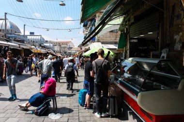 Kudüs İsrail 1 Haziran 2018 ve sabah Kudüs'te Mahane Yehuda markette alışveriş bilinmeyenli insan görünümü