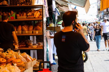 Kudüs İsrail 1 Haziran 2018 ve sabah Kudüs'te Mahane Yehuda markette alışveriş bilinmeyenli insan görünümü