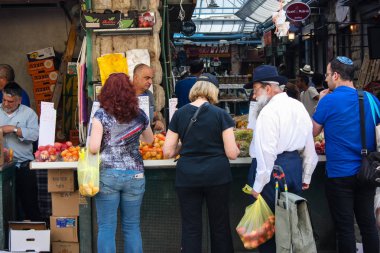 Kudüs İsrail 1 Haziran 2018 ve sabah Kudüs'te Mahane Yehuda markette alışveriş bilinmeyenli insan görünümü