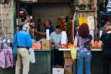 Kudüs İsrail 1 Haziran 2018 ve sabah Kudüs'te Mahane Yehuda markette alışveriş bilinmeyenli insan görünümü