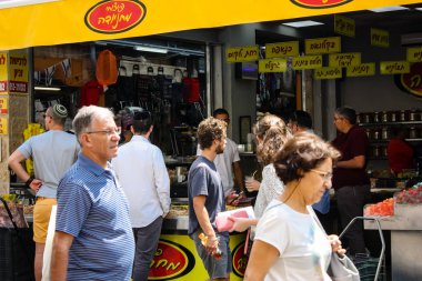 Kudüs İsrail 1 Haziran 2018 ve sabah Kudüs'te Mahane Yehuda markette alışveriş bilinmeyenli insan görünümü