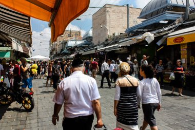 Kudüs İsrail 1 Haziran 2018 ve sabah Kudüs'te Mahane Yehuda markette alışveriş bilinmeyenli insan görünümü