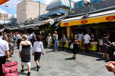 Kudüs İsrail 1 Haziran 2018 ve sabah Kudüs'te Mahane Yehuda markette alışveriş bilinmeyenli insan görünümü
