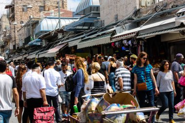 Kudüs İsrail 1 Haziran 2018 ve sabah Kudüs'te Mahane Yehuda markette alışveriş bilinmeyenli insan görünümü