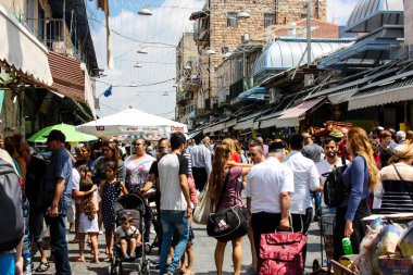 Kudüs İsrail 1 Haziran 2018 ve sabah Kudüs'te Mahane Yehuda markette alışveriş bilinmeyenli insan görünümü