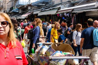 Kudüs İsrail 1 Haziran 2018 ve sabah Kudüs'te Mahane Yehuda markette alışveriş bilinmeyenli insan görünümü