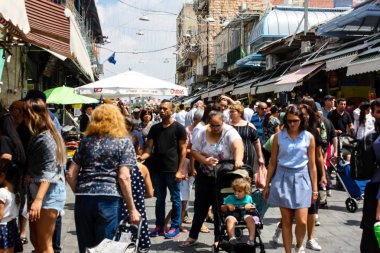 Kudüs İsrail 1 Haziran 2018 ve sabah Kudüs'te Mahane Yehuda markette alışveriş bilinmeyenli insan görünümü