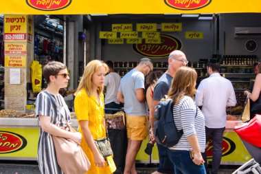 Kudüs İsrail 1 Haziran 2018 ve sabah Kudüs'te Mahane Yehuda markette alışveriş bilinmeyenli insan görünümü