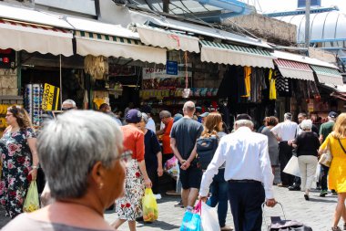 Kudüs İsrail 1 Haziran 2018 ve sabah Kudüs'te Mahane Yehuda markette alışveriş bilinmeyenli insan görünümü