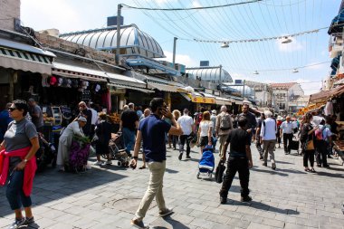 Kudüs İsrail 1 Haziran 2018 ve sabah Kudüs'te Mahane Yehuda markette alışveriş bilinmeyenli insan görünümü
