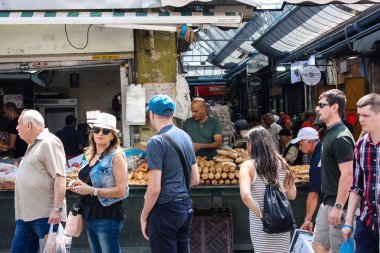 Kudüs İsrail 1 Haziran 2018 ve sabah Kudüs'te Mahane Yehuda markette alışveriş bilinmeyenli insan görünümü