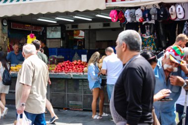 Kudüs İsrail 1 Haziran 2018 ve sabah Kudüs'te Mahane Yehuda markette alışveriş bilinmeyenli insan görünümü