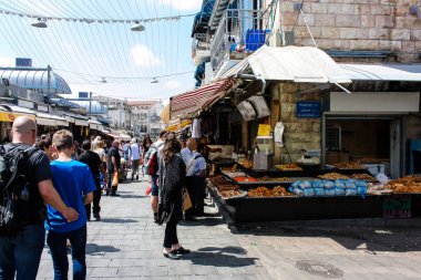 Kudüs İsrail 1 Haziran 2018 ve sabah Kudüs'te Mahane Yehuda markette alışveriş bilinmeyenli insan görünümü