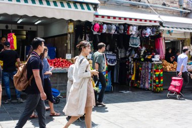 Kudüs İsrail 1 Haziran 2018 ve sabah Kudüs'te Mahane Yehuda markette alışveriş bilinmeyenli insan görünümü