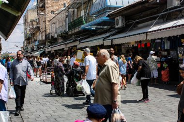 Kudüs İsrail 1 Haziran 2018 ve sabah Kudüs'te Mahane Yehuda markette alışveriş bilinmeyenli insan görünümü
