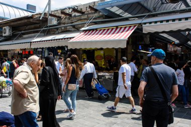 Kudüs İsrail 1 Haziran 2018 ve sabah Kudüs'te Mahane Yehuda markette alışveriş bilinmeyenli insan görünümü