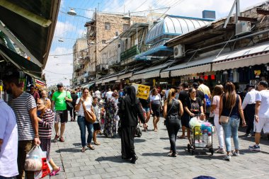 Kudüs İsrail 1 Haziran 2018 ve sabah Kudüs'te Mahane Yehuda markette alışveriş bilinmeyenli insan görünümü
