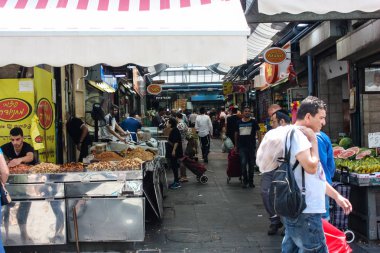 Kudüs İsrail 1 Haziran 2018 ve sabah Kudüs'te Mahane Yehuda markette alışveriş bilinmeyenli insan görünümü