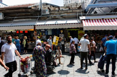 Kudüs İsrail 1 Haziran 2018 ve sabah Kudüs'te Mahane Yehuda markette alışveriş bilinmeyenli insan görünümü