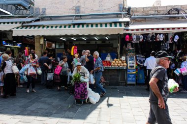 Kudüs İsrail 1 Haziran 2018 ve sabah Kudüs'te Mahane Yehuda markette alışveriş bilinmeyenli insan görünümü