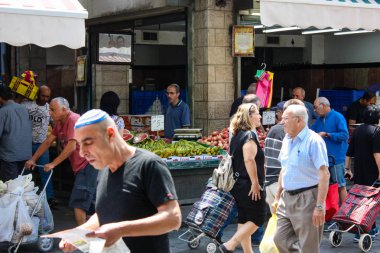 Kudüs İsrail 1 Haziran 2018 ve sabah Kudüs'te Mahane Yehuda markette alışveriş bilinmeyenli insan görünümü