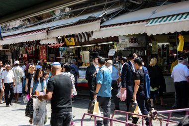 Kudüs İsrail 1 Haziran 2018 ve sabah Kudüs'te Mahane Yehuda markette alışveriş bilinmeyenli insan görünümü
