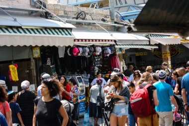 Kudüs İsrail 1 Haziran 2018 ve sabah Kudüs'te Mahane Yehuda markette alışveriş bilinmeyenli insan görünümü