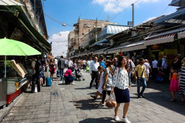 Kudüs İsrail 1 Haziran 2018 ve sabah Kudüs'te Mahane Yehuda markette alışveriş bilinmeyenli insan görünümü