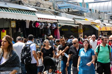Kudüs İsrail 1 Haziran 2018 ve sabah Kudüs'te Mahane Yehuda markette alışveriş bilinmeyenli insan görünümü