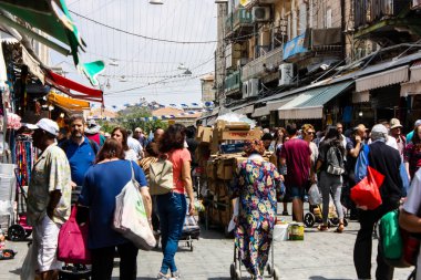 Kudüs İsrail 1 Haziran 2018 ve sabah Kudüs'te Mahane Yehuda markette alışveriş bilinmeyenli insan görünümü