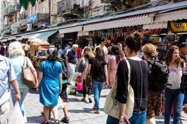 Kudüs İsrail 1 Haziran 2018 ve sabah Kudüs'te Mahane Yehuda markette alışveriş bilinmeyenli insan görünümü