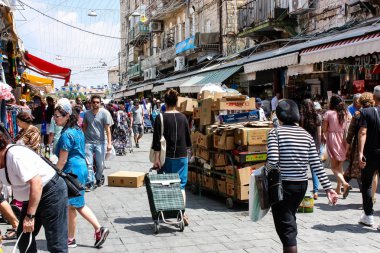 Kudüs İsrail 1 Haziran 2018 ve sabah Kudüs'te Mahane Yehuda markette alışveriş bilinmeyenli insan görünümü