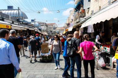 Kudüs İsrail 1 Haziran 2018 ve sabah Kudüs'te Mahane Yehuda markette alışveriş bilinmeyenli insan görünümü
