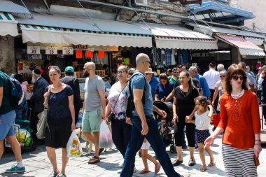 Kudüs İsrail 1 Haziran 2018 ve sabah Kudüs'te Mahane Yehuda markette alışveriş bilinmeyenli insan görünümü