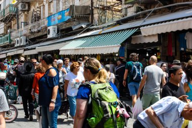 Kudüs İsrail 1 Haziran 2018 ve sabah Kudüs'te Mahane Yehuda markette alışveriş bilinmeyenli insan görünümü